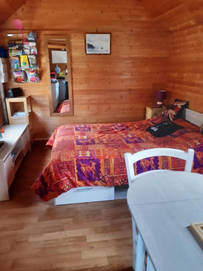 Chalet Insolite Saint-Georges-de-Livoye ภายนอก รูปภาพ